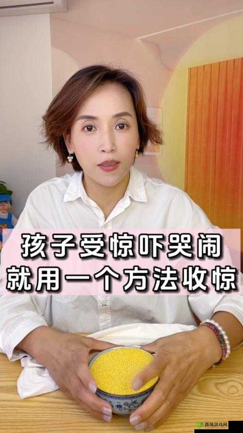 震惊小孩半夜为何给女孩喂困巴？这背后到底隐藏着什么秘密？